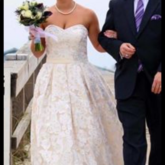Gently used wedding dress - Picture 2 of 4